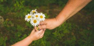 5 Acts of Kindness That Benefit Our Well-Being